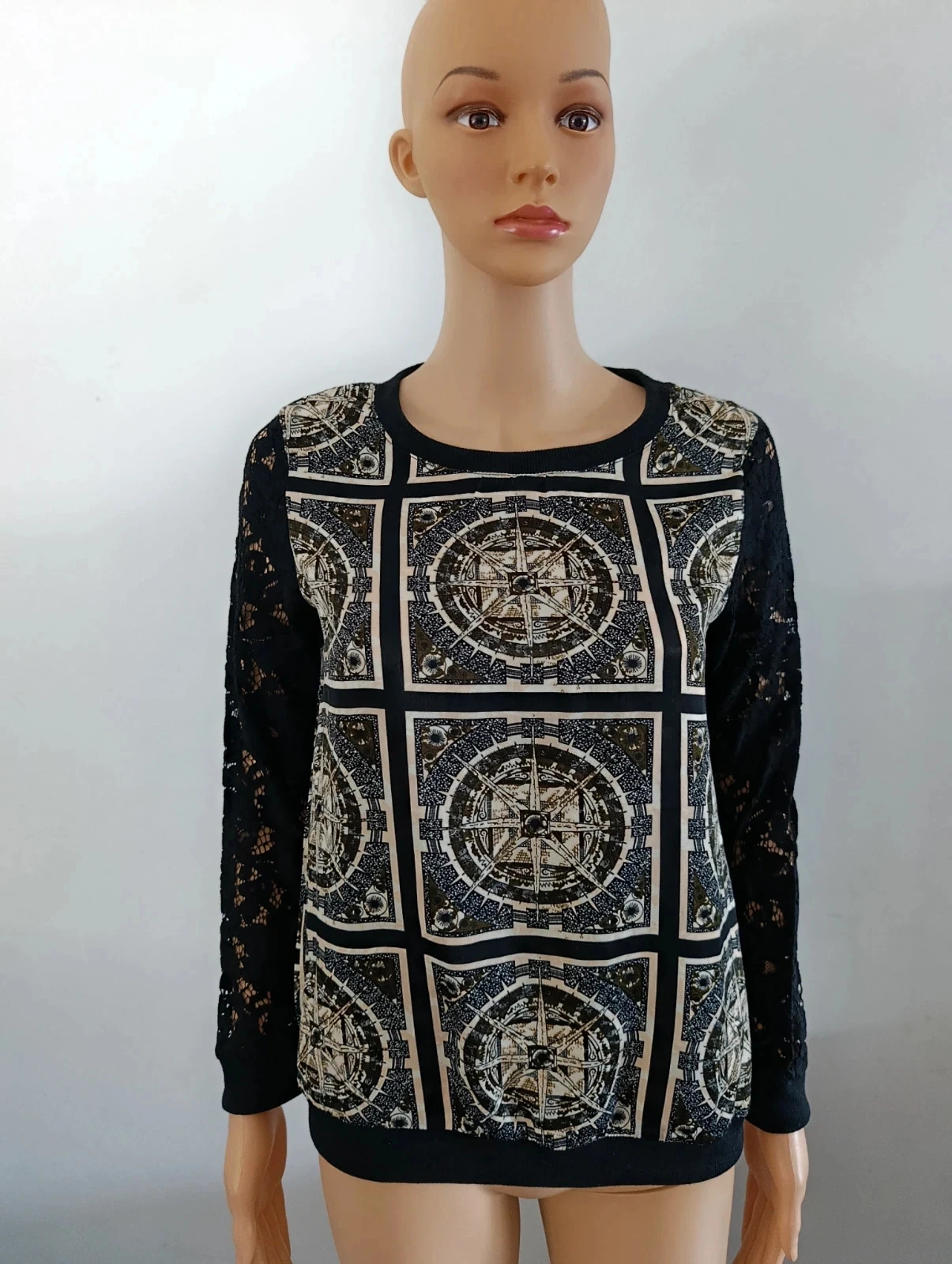 By Swan Paris women's fine black size S sweater with graphic print and lace sleeves – photo 2